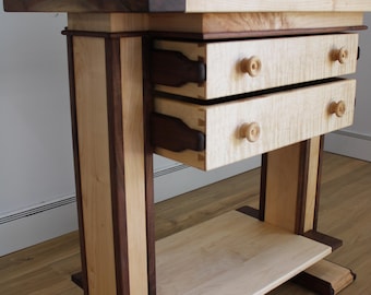 Mesa auxiliar de arce y nogal hecha a mano