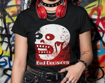 Camiseta de calavera "Malas decisiones", camiseta gótica de humor negro, gráfico de esqueleto grunge divertido, regalo de moda urbana alternativa 2025