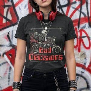 バッドディシジョンズ ヴィンテージバイクTシャツ、スケルトンコーヒーライダー、ユーモアたっぷりの皮肉なバイカーTシャツ、カフェインたっぷりのバイクギフト 2025