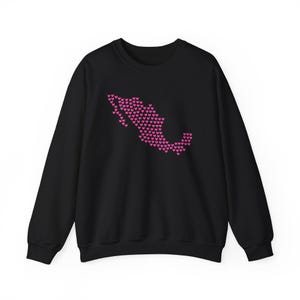 Könnte beinhalten: Schwarzes Sweatshirt mit einem rosa herzförmigen Design der Mexiko-Karte. Das Design besteht aus vielen kleinen Herzen. Das Sweatshirt hat einen Rundhalsausschnitt und lange Ärmel.