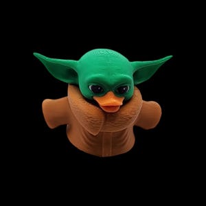 Desk Accessory Miniature Grogu Duck Figure Star Wars Character Collectible Small Size Display Item 3D Printed PLA Material Green Head Large Ears Brown Robe Cute Decoration Fan Collection Unique Gift Idea Office Decor Novelty Item Unique Gift Idea Grogu Duck Figure Star Wars Fan Collectible Miniature Character Toy Display Item Desk Accessory Small Size Decoration 3D Printed PLA Material Green Head Large Ears Brown Robe Cute Mandalorian Character Design Office Decor