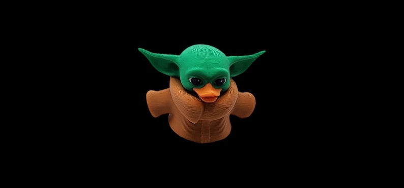 Desk Accessory Miniature Grogu Duck Figure Star Wars Character Collectible Small Size Display Item 3D Printed PLA Material Green Head Large Ears Brown Robe Cute Decoration Fan Collection Unique Gift Idea Office Decor Novelty Item Unique Gift Idea Grogu Duck Figure Star Wars Fan Collectible Miniature Character Toy Display Item Desk Accessory Small Size Decoration 3D Printed PLA Material Green Head Large Ears Brown Robe Cute Mandalorian Character Design Office Decor