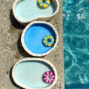 Mini plato para anillos de piscina, plato para joyas de arcilla polimérica hecho a mano, soporte para joyas con flotador de piscina, decoración de escritorio de verano, linda decoración de tocador, regalo para ella.