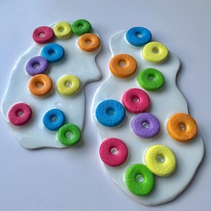 Handgemaakte decoratie met gemorste melk in de vorm van Fruit Loops, pop-art sculptuur van ontbijtgranen, decoratie voor op een keukenplank, speelse decoratie van polymeerklei, kleurrijk en kitscherig cadeau