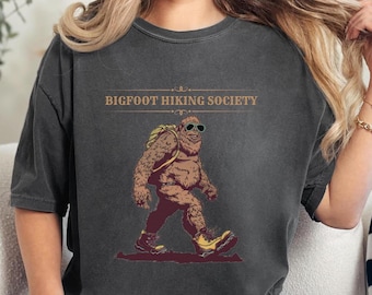 Maglietta Bigfoot Hiking Society Comfort Colors: maglietta per avventure all'aria aperta