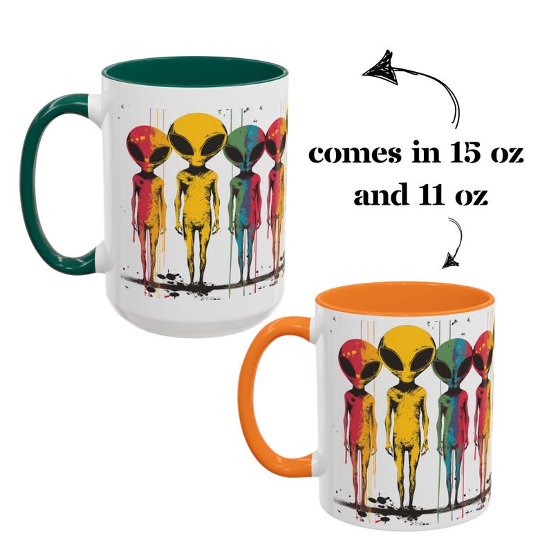Puede incluir: Dos tazas de caf&eacute; de cer&aacute;mica blanca con un borde interior verde y naranja. Ambas tazas presentan un gr&aacute;fico colorido de cinco extraterrestres con pintura goteando. El texto "comes in 15 oz and 11 oz" est&aacute; impreso en la imagen.