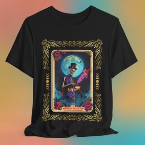 Camiseta The Midnight Skeleton, série de cartas de tarô, camiseta unissex de manga curta, esqueleto de cartola, camiseta divertida estilo tarô, bebida mágica