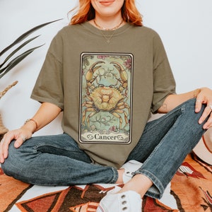 Maglietta Tarocchi Cancro, regalo segno zodiacale, stile carta tarocchi, Cancro il Granchio, compleanni giugno luglio, maglietta segno zodiacale, maglietta unisex tinta in capo