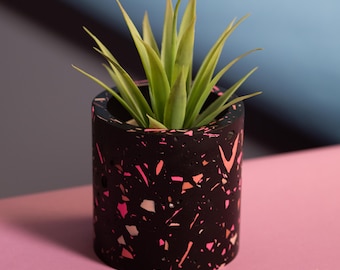 Piccolo vaso in terrazzo nero e rosa neon