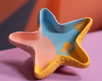 Vassoio portaoggetti a forma di stella marina rosa, blu e gialla