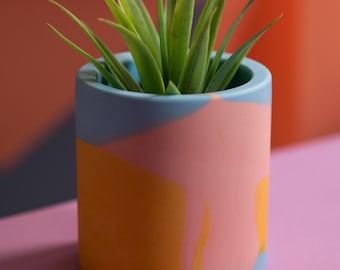 Piccolo vaso rosa, blu e giallo