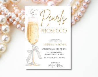 Puede incluir: Una tarjeta de invitación blanca con letras doradas que dice "Pearls & Prosecco" y presenta una ilustración de acuarela de una copa de champán con una cinta plateada. La invitación es para una despedida de soltera para Melissa Wagner el 19 de julio a las 3 pm en la Residencia Carter en Chicago, Illinois. La información de RSVP está incluida, así como la información de registro en Amazon y Macy's.
