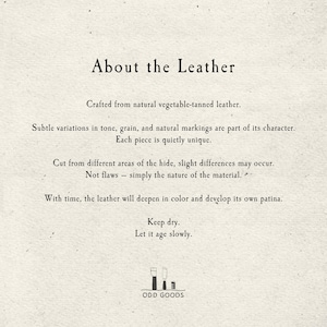 Puede incluir: Una tarjeta informativa de color claro con texto negro titulada About the Leather. Explica que el producto est&aacute; elaborado con cuero curtido vegetal natural, se&ntilde;alando que las variaciones en el tono y la veta son normales. Incluye instrucciones de cuidado y el logotipo de Odd Goods en la parte inferior.
