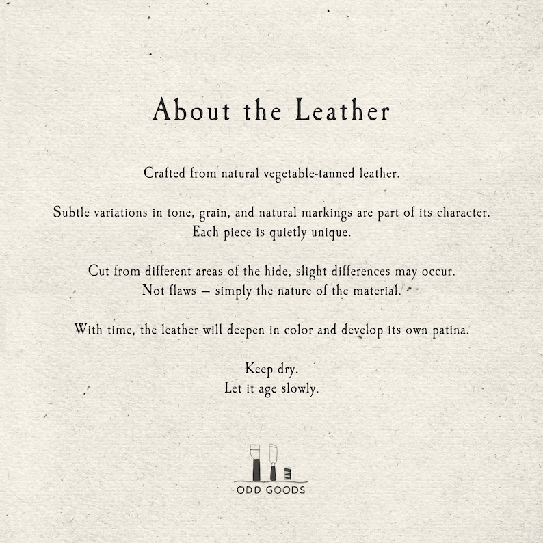 Puede incluir: Una tarjeta informativa de color claro con texto negro titulada About the Leather. Explica que el producto est&aacute; elaborado con cuero curtido vegetal natural, se&ntilde;alando que las variaciones en el tono y la veta son normales. Incluye instrucciones de cuidado y el logotipo de Odd Goods en la parte inferior.