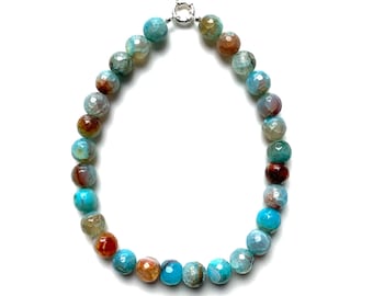 COLLAR BAJA / Piedras preciosas naturales con cierre de plata de ley, hecho a mano por la artista Simone Chagoya.