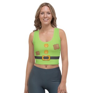 Puede incluir: Un top corto verde con un cintur&oacute;n amarillo y parches marrones. El top est&aacute; dise&ntilde;ado para parecer un disfraz.