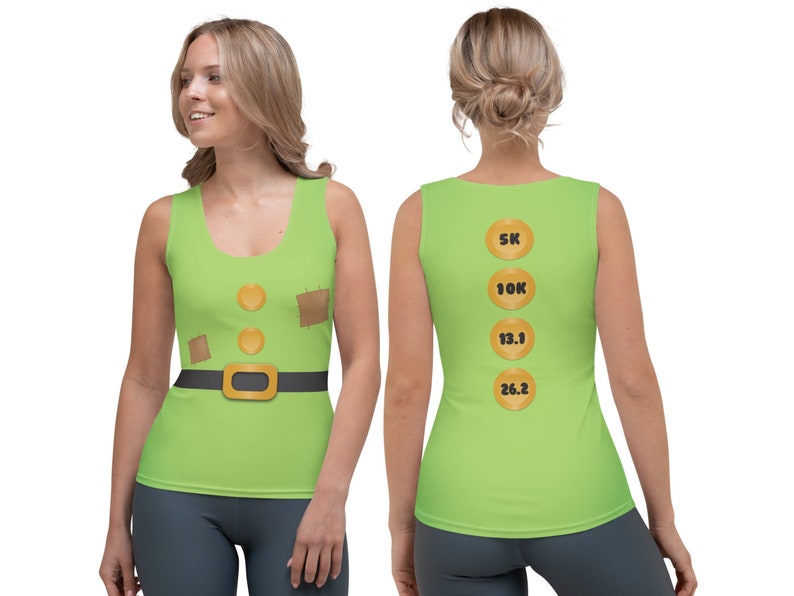 Puede incluir: Camiseta de tirantes verde con un dise&ntilde;o de elfo de dibujos animados en la parte delantera y una columna de medallas doradas en la parte trasera. Las medallas tienen los n&uacute;meros 5K, 10K, 13.1 y 26.2.