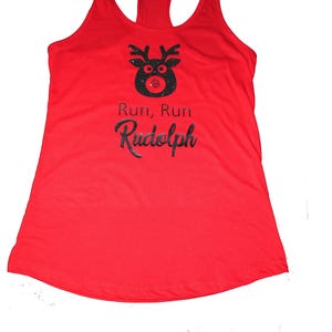 Puede incluir: Camiseta de tirantes roja con un gr&aacute;fico de reno negro y el texto "Run, Run Rudolph".