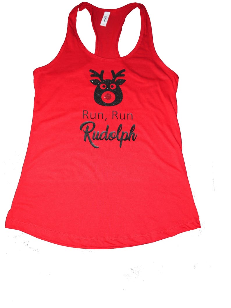 Puede incluir: Camiseta de tirantes roja con un gr&aacute;fico de reno negro y el texto "Run, Run Rudolph".