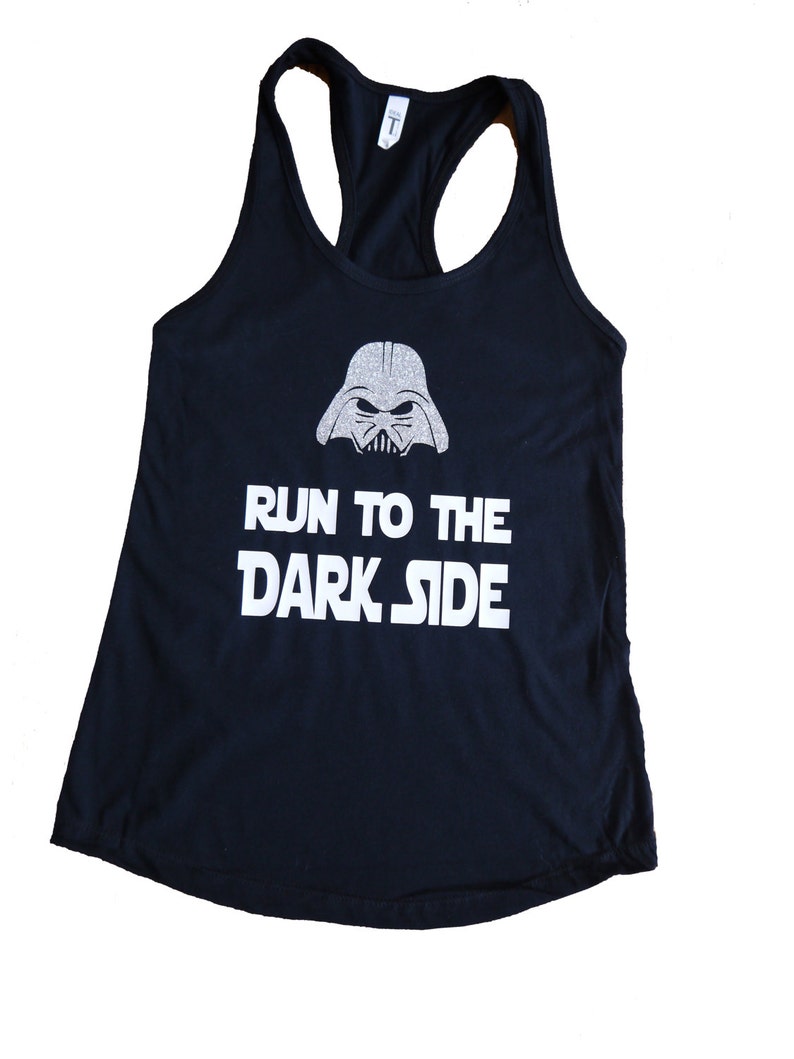 Puede incluir: Camiseta de tirantes negra con un gr&aacute;fico blanco del casco de Darth Vader y el texto "Run to the Dark Side".