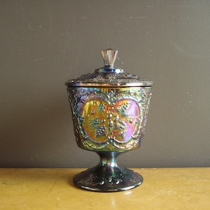 Vintage Fenton Amethyst Wild Strawberry Muster Großer Sockelbehälter mit Deckel - Lila irisierender Glas Kompottbehälter