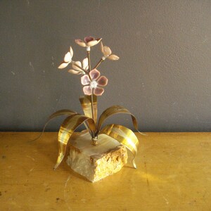 Flores que não murcham - Decoração floral Jason em latão e esmalte de meados do século XX - Escultura de flor em pedra e metal - Marion Jason