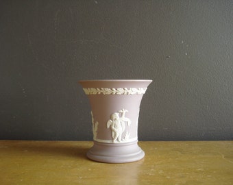 Vintage Lavendel oder Flieder und Weiß Wedgwood Tasse oder kleine Vase - Jasperware - Made in England Bas Purple White Cupid Vase