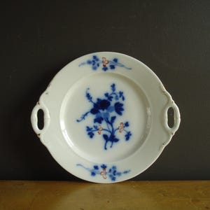 Piatto da portata vintage in porcellana Transferware blu e bianco con manico - Piatto antico floreale blu, bianco e oro o pezzo da esposizione