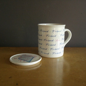 Taza &quot;Estás rodeado de amigos&quot; - Taza vintage de los años 80 - Taza para café o té - Taza con tapa - Taza de tarjetas Hallmark de 1987