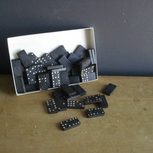 Dominó antiguo - Piezas de dominó vintage de madera tallada en blanco y negro - 53 fichas