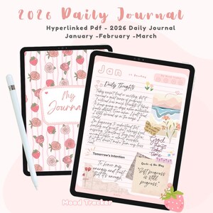 Könnte beinhalten: Zwei digitale Tablets, die ein rosa-weißes Tagesjournal anzeigen. Ein Tablet zeigt ein Cover mit Erdbeeren und Rosen, das andere Journaleinträge. Der Text lautet "2026 Daily Journal" und "Hyperlinked PDF". Ein weißer Stift befindet sich links.