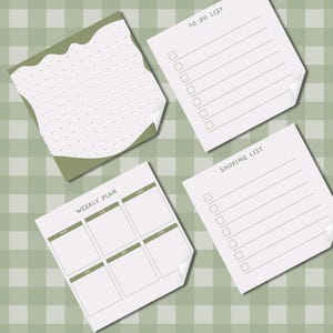 Könnte beinhalten: Vier druckbare Planerseiten mit grünem Gingham-Hintergrund. Die Seiten beinhalten einen Wochenplaner, eine To-Do-Liste, eine Einkaufsliste und eine gepunktete Seite.
