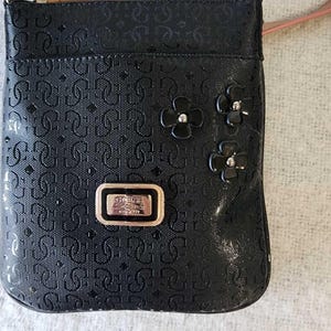 Monedero de mujer Guess color negro con interior de piel beige rosa