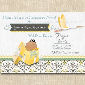 Peut inclure: Faire-part de naissance avec une illustration de cigogne. Le texte de l'invitation se lit comme suit : "Please Join us as we Celebrate the Arrival of Justin Marc Brennon". L'invitation comprend également les noms Thomas et Sandy, et la date du 12 mai 2015.