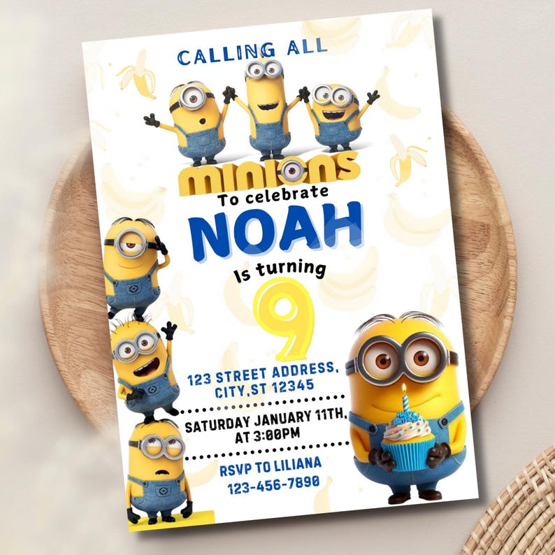 Puede incluir: Una invitaci&oacute;n de cumplea&ntilde;os con tem&aacute;tica de Minions para un cumplea&ntilde;os n&uacute;mero 9. La invitaci&oacute;n presenta a un Minion amarillo sosteniendo un cupcake con una vela, y el texto "Calling all Minions to celebrate Noah is turning 9".