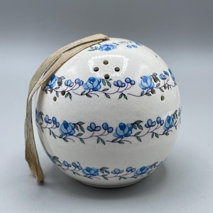 Kula ceramiczna Vintage Potpourri Pomander Scentomander z motywem kwiatowym firmy SS White