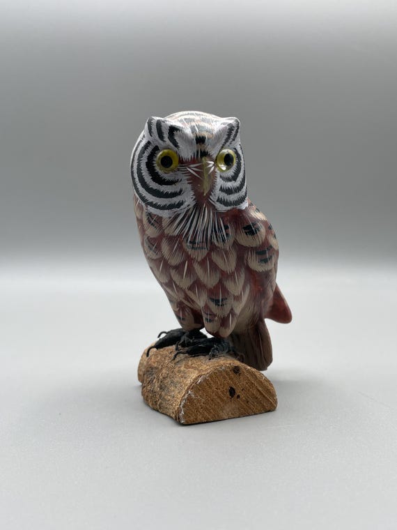 フクロウ置物 木 置物 木製スタンドに置かれたヴィンテージの陶器製