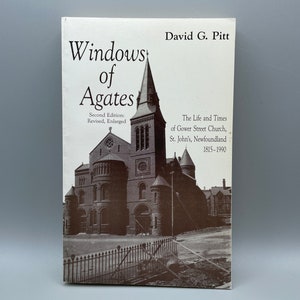 Op de afbeelding: Boekomslag met een zwart-witfoto van een kerkgebouw. De titel is "Windows of Agates" en de auteur is "David G. Pitt". De ondertitel is "The Life and Times of Gower Street Church, St. John's, Newfoundland 1815-1990".