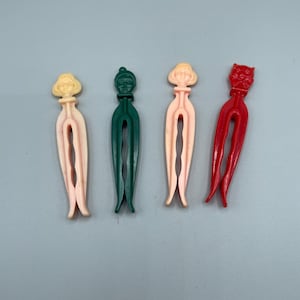 Vintage MCM plastic clothes pins Roger’s Clean grip