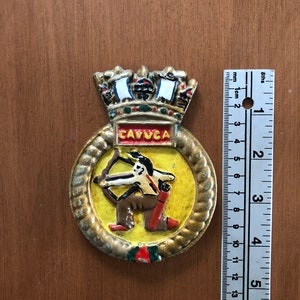 Emblema do brasão do navio HMCS Cayuga TAMPION vintage, contratorpedeiro da classe tribal RCN, Marinha Real Canadense