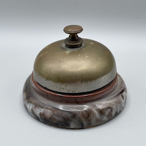 Schreibtisch- oder Thekenglocke von The Beliebte Bell Company aus dem frühen 20.Jahrhundert mit Messingplatte und Marmorsockel
