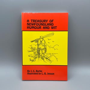 Könnte beinhalten: Ein Buch mit dem Titel A Treasury of Newfoundland Humour and Wit von J. C. Burke, illustriert von L. B. Jenson. Der Einband hat oben und unten leuchtend orangefarbene Bereiche und ein gelbes Mittelfeld mit einer schwarzen Strichzeichnung einer Person, die Holzplanken in der Nähe eines kleinen Hauses und des Meeres trägt.