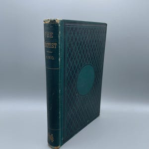 Puede incluir: Un libro antiguo titulado "The Botanist" de King. El libro tiene una cubierta verde oscuro con un patrón de diamantes y un diseño circular. La columna vertebral también es verde oscuro con letras doradas. El libro está en buen estado.