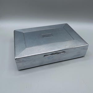 Caixa cromada Aristocrat vintage com forro de madeira de cedro e tampa articulada; caixa de cigarros, caixa de charutos, caixa de joias, estojo para cartas de baralho