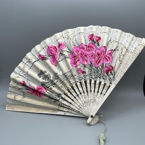 Leque de mão vintage de papelão com flores pintadas e cena asiática feito no Japão
