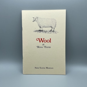 Puede incluir: Un folleto con una ilustración en blanco y negro de una oveja en la portada. El folleto se titula "Wool at Ross Farm" y tiene el texto "Nova Scotia Museum" en la parte inferior.