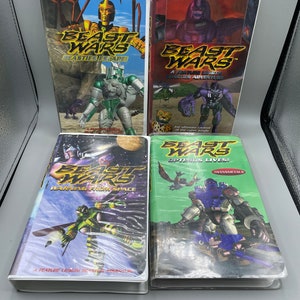 Op de afbeelding: Vier VHS-banden van de Transformers-tekenfilmserie Beast Wars. De banden zijn getiteld "Beast Wars: Beasties Escape", "Beast Wars: A Feature Length Beast Wars Adventure", "Beast Wars: Warning From Space" en "Beast Wars: Optimus Lives! Transmetals".