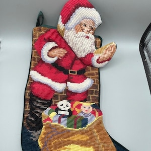 ヴィンテージのニードルポイントのクリスマスストッキング、サンタと煙突のそばにプレゼント、ビクトリア朝の3Dスタイル