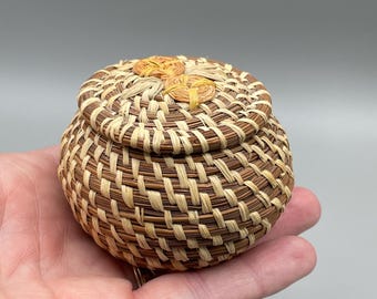 Vintage Coushatta Pine Needle Handcrafted Small Basket With Lid