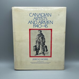 Peut inclure: Une couverture de livre blanche avec le titre "Canadian Artists and Airmen 1940-45" et une illustration en noir et blanc d'un homme en uniforme militaire portant deux sacs.